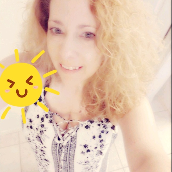 🌼🌸Meet your Posher, Jen - Picture 2 of 2